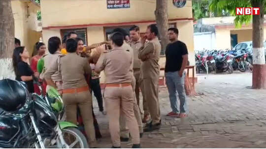 Mau: जमीन विवाद में किन्नरों ने की तोड़फोड़, अर्द्धनग्न होकर किया प्रदर्शन... पुलिस चौकी छोड़कर भागी