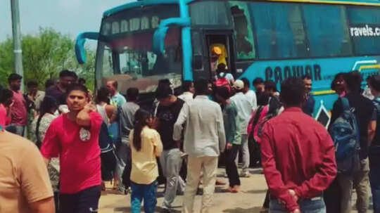 दिल्ली से पटना जा रही बस पूर्वांचल एक्सप्रेसवे पर डिवाइडर से टकराई,  60 यात्री बाल-बाल बचे